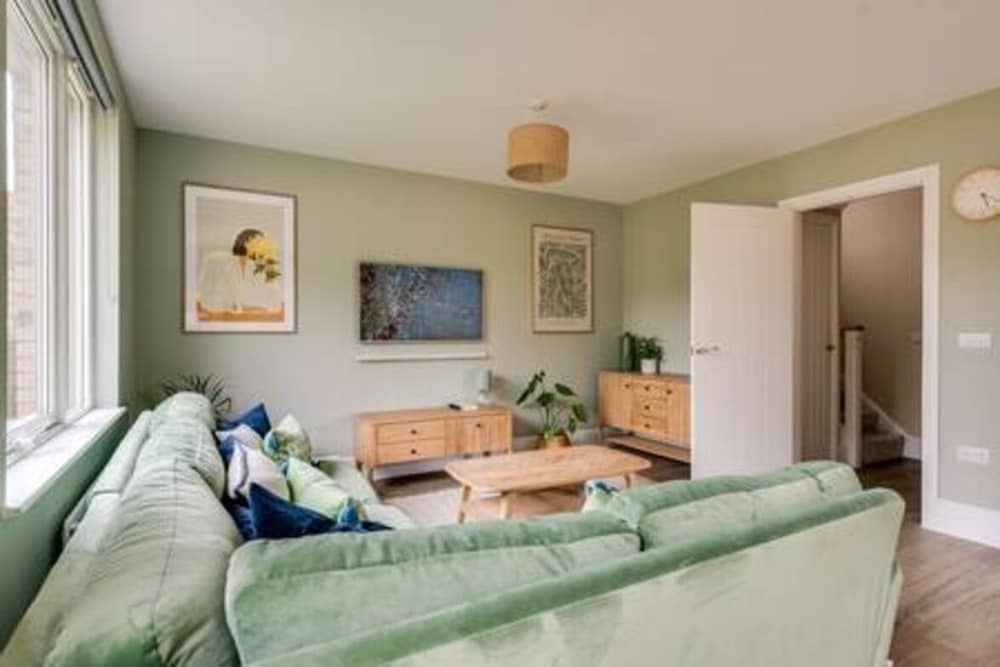 Family-friendly Getaway - Garden Parking Sleeps 7