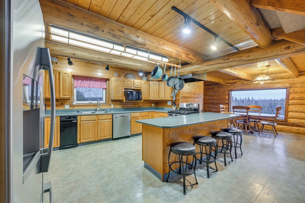 < 1 Mi to Kenai River: Spacious Cabin w/ Deck!