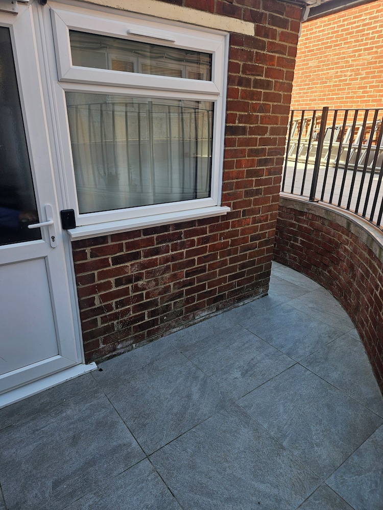 Basement 2 Bed Appartment with EVCharger
