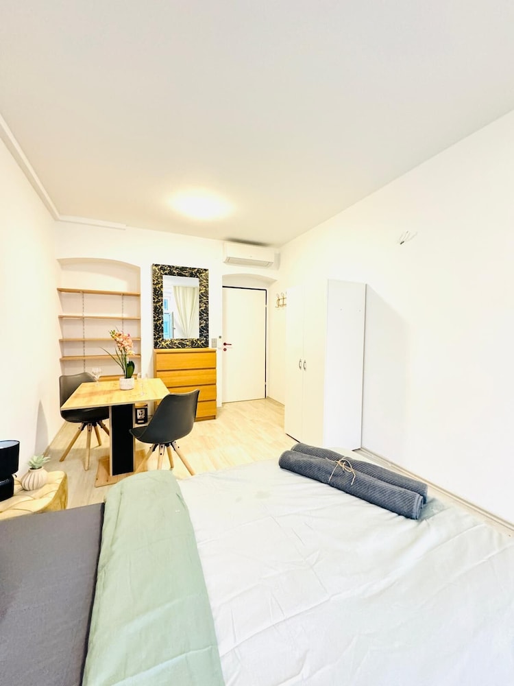 Spacious 7BR Apartment Prime Location
