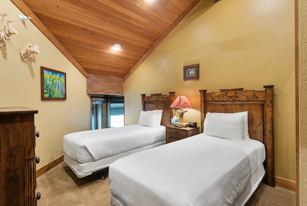 Powder Run at Deer Valley Resort - Four Bedroom Condo with Hot Tub #A32 4 Condo