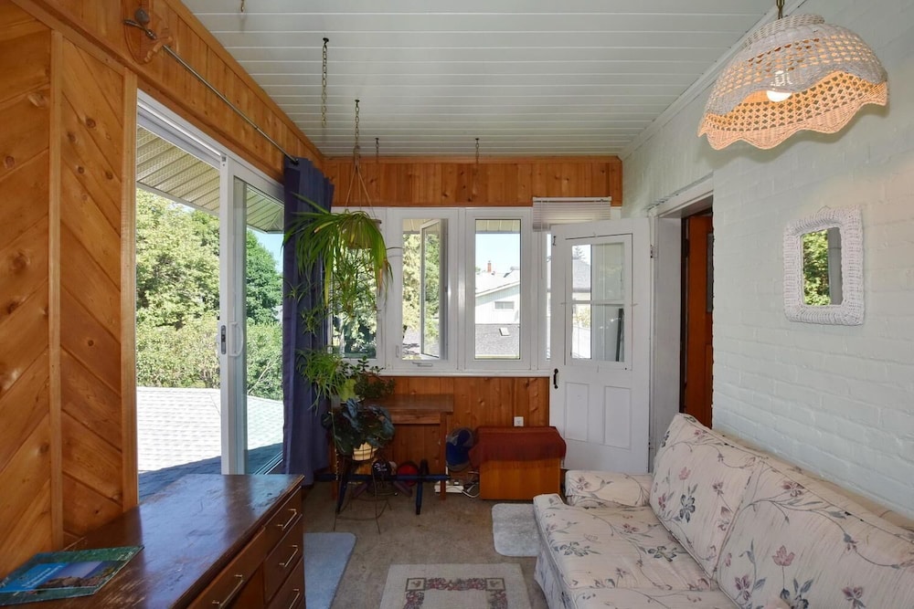 10th Avenue Guest House & Suites