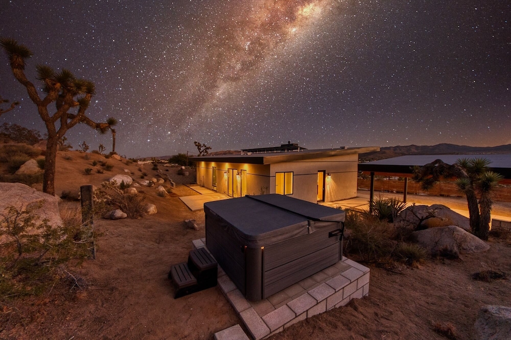 Desert Ridge - Hot Tub, Fire Pit, Bbq, Out Door Shower & Incredi 2 Bedroom Home by RedAwning view 2