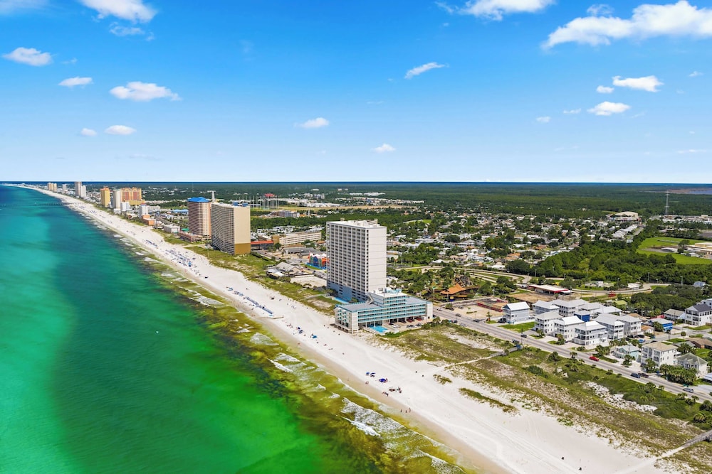 Gulf Views, Pool, Rooftop Lounge & Private Beach Heavenly Day by Avantstay