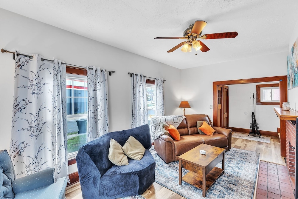 Cozy Getaway With Hot Tub, Patio & Fenced Yard 3 Bedroom Home