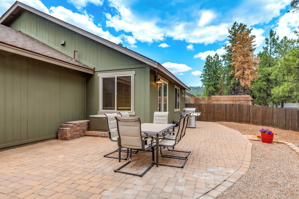 Walk to Flagstaff Urban Trails System: Cozy Home