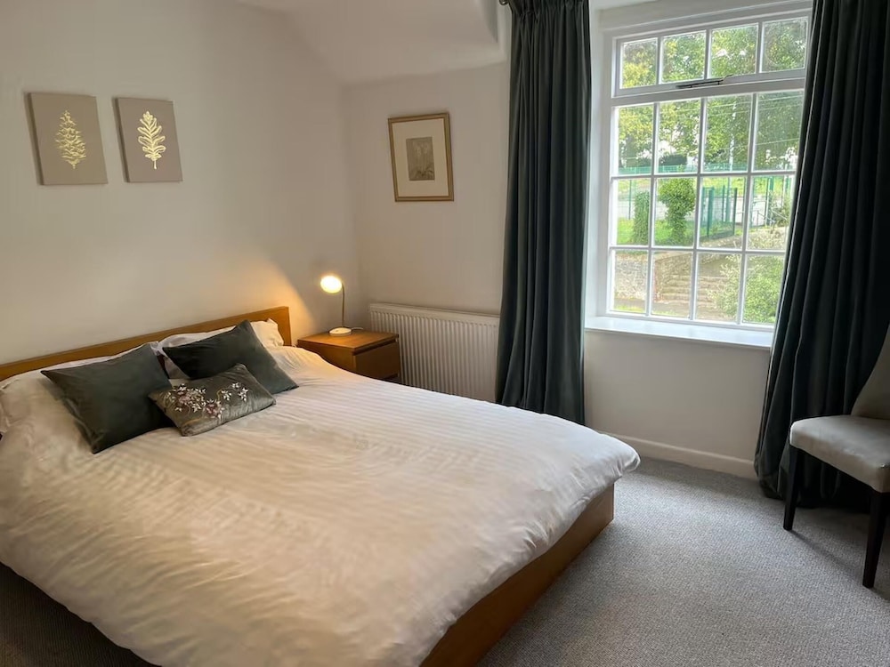 Charming 3-bed Cottage - Private Garden & Parking