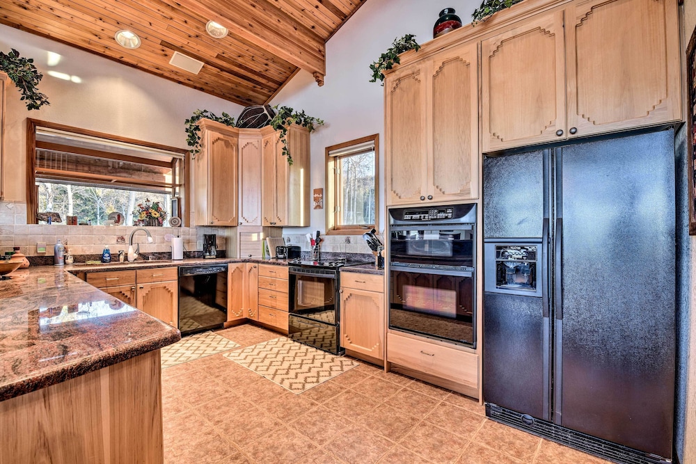 Falcon Rest: A Deluxe Angel Fire Mountain Retreat!
