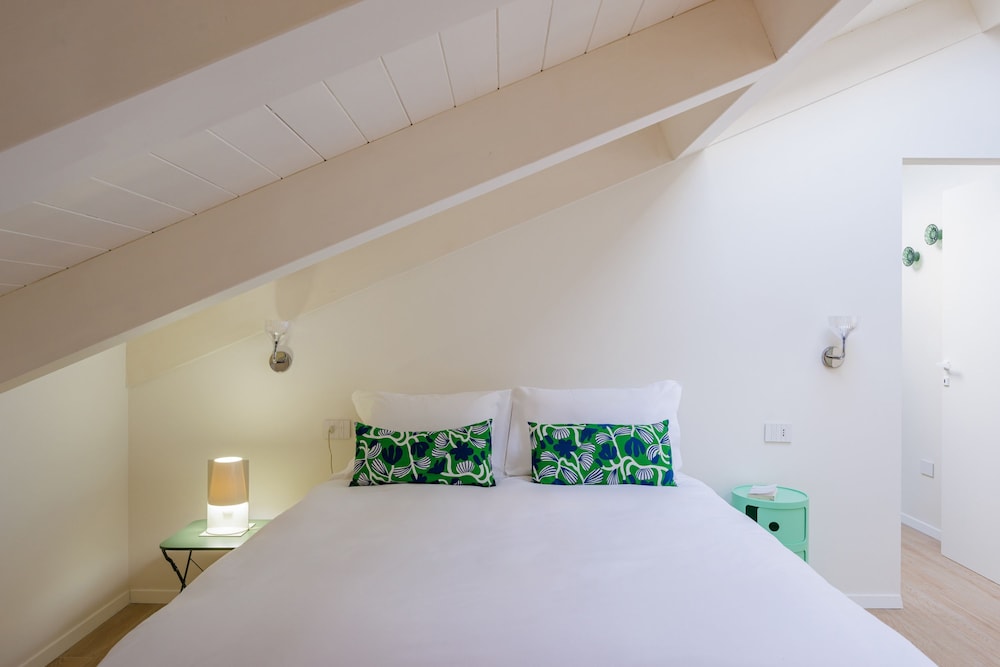 Napoli White Apartment by Wonderful Italy