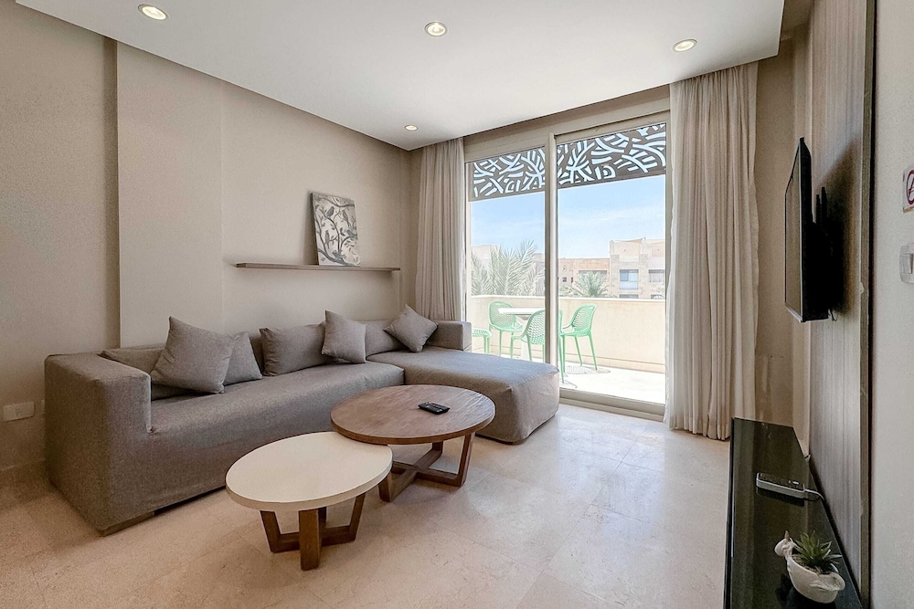 Xuru Stays I Exotic 1bdr w/ Outdoor Terrace Pool & Beach Access