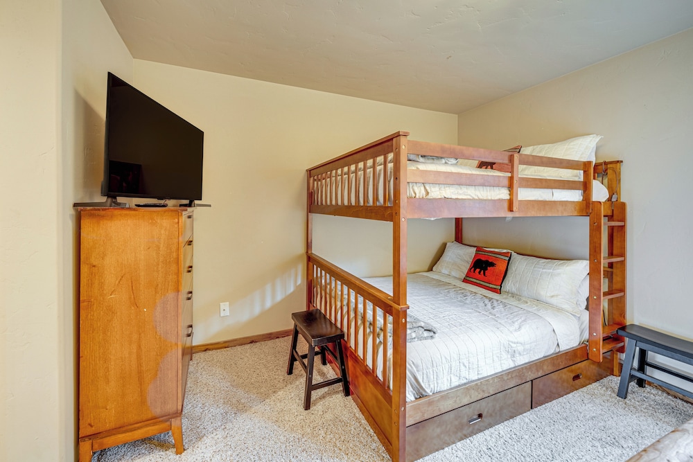 6 Mi to Winter Park Resort: Townhome w/ Hot Tub!