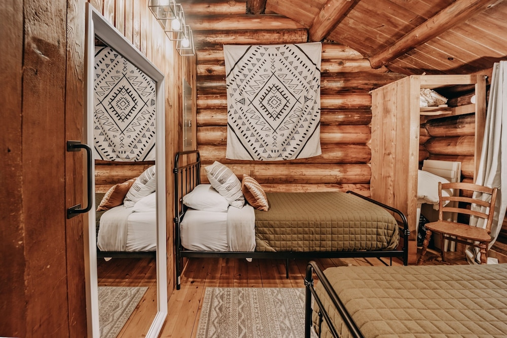 76GS - Genuine Log Cabin - WI-FI - Pets Ok - Sleeps 4 view 3