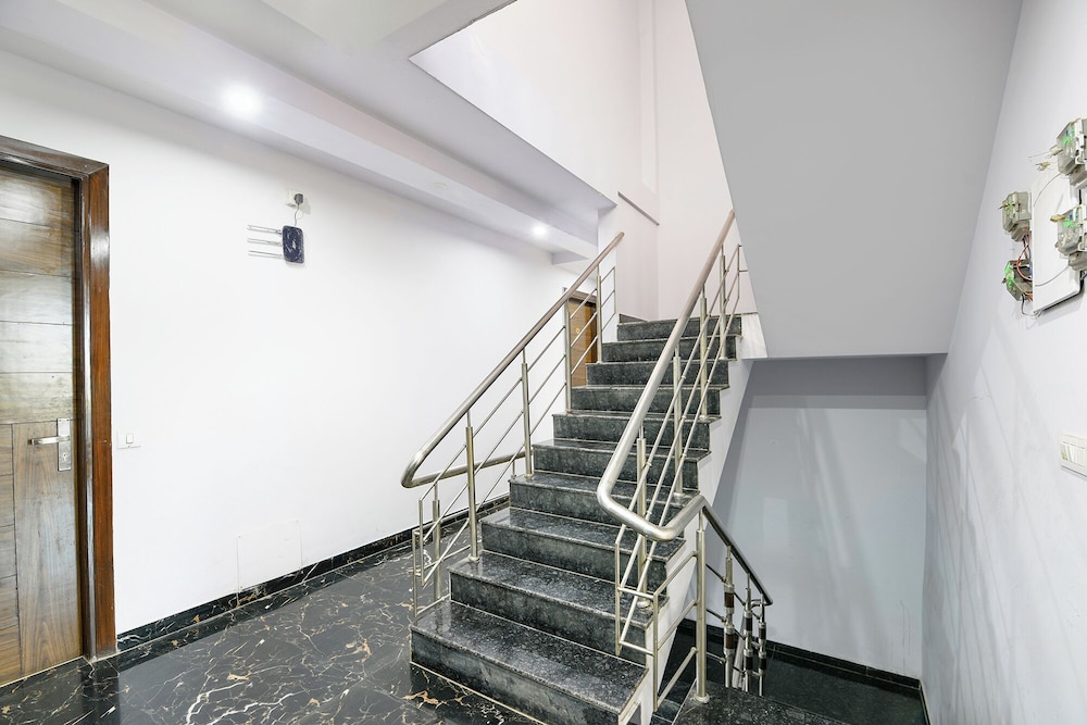 Fabhotel Skylight Inn