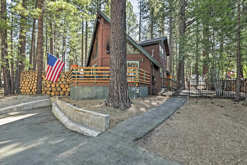 1 Mi to Heavenly Ski Resort: Retreat w/ Hot Tub