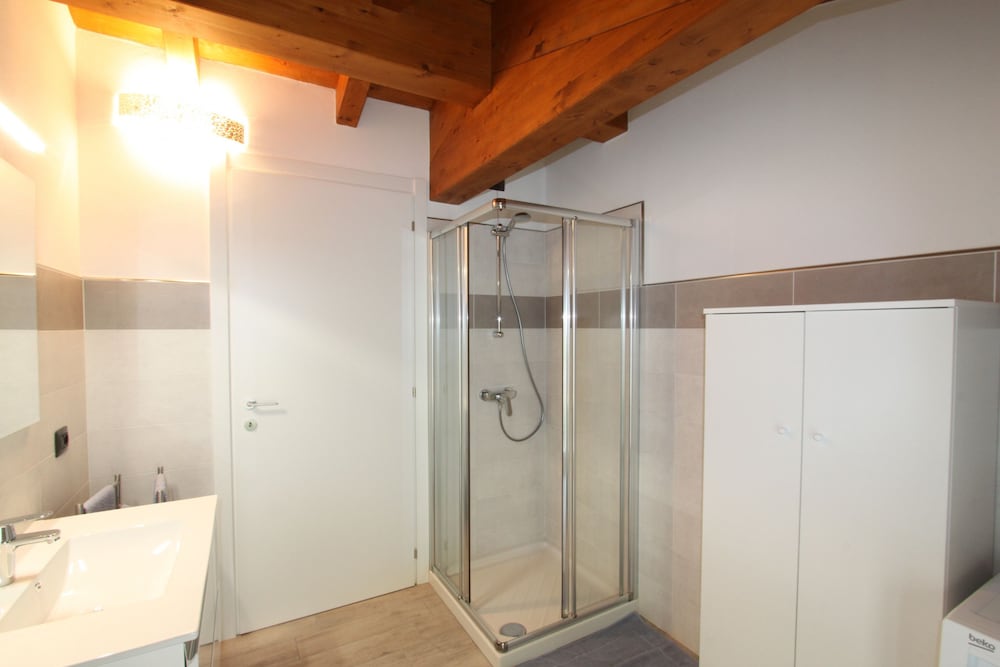 Attic with Pool en Nesso — bathroom