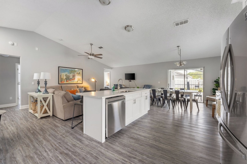 Heated Pool & Bathtub 4BR Near Disney