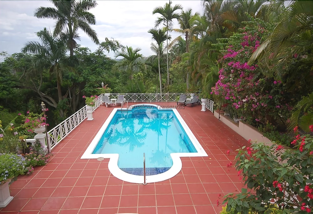Stoneaway, 6BR by Jamaican Treasures