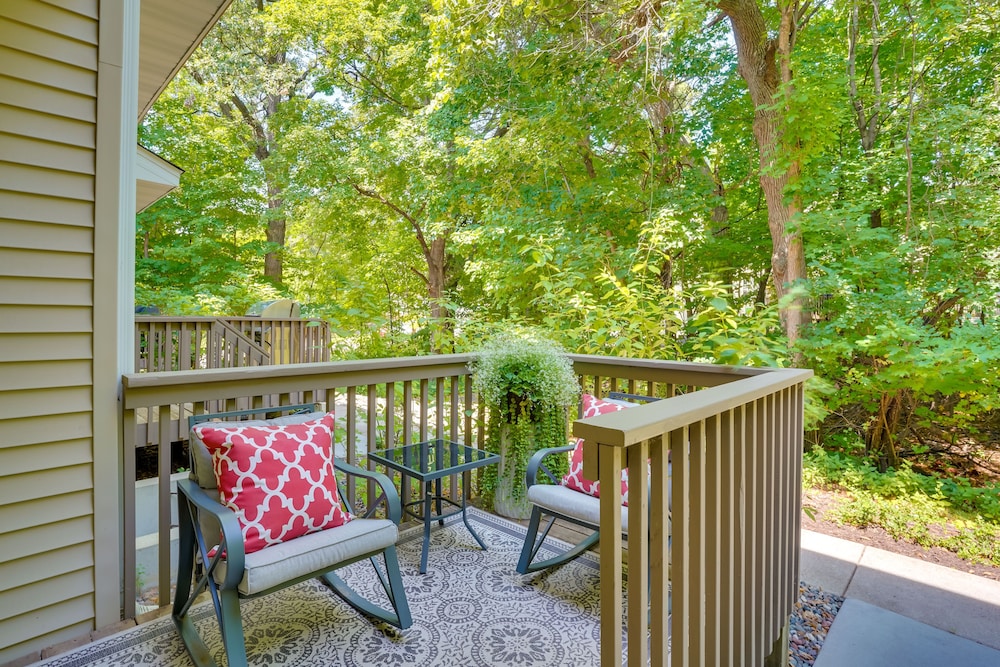 Lake Minnetonka Area Townhome < 1 Mi to Boat Ramp! view 3