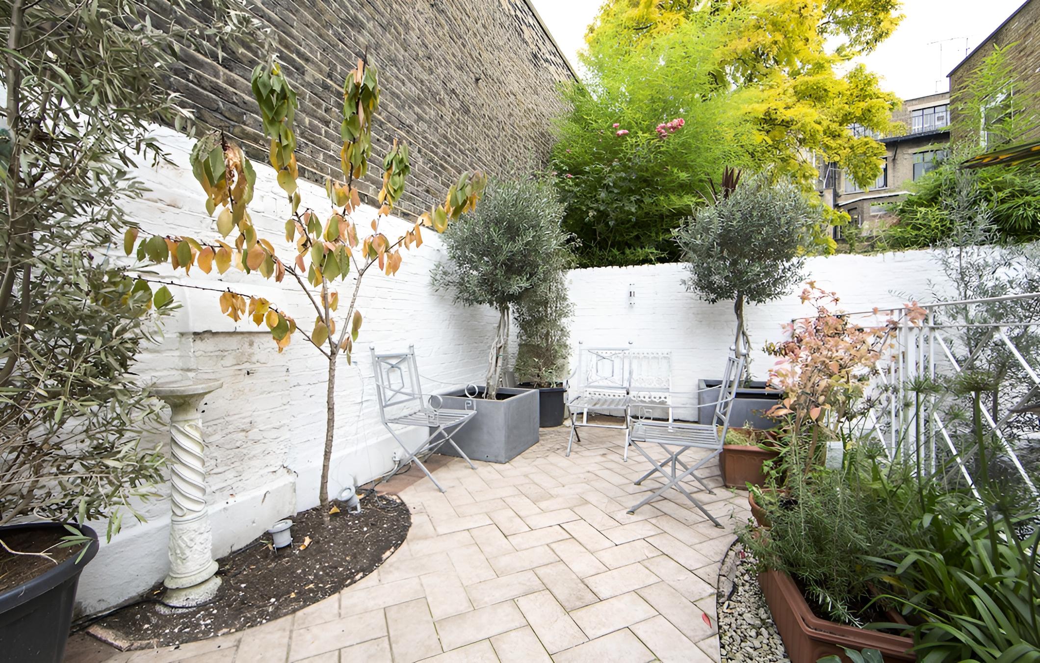 Beautiful and Spacious 2 Bed/2 Bath Property Just Moments From Earls Court