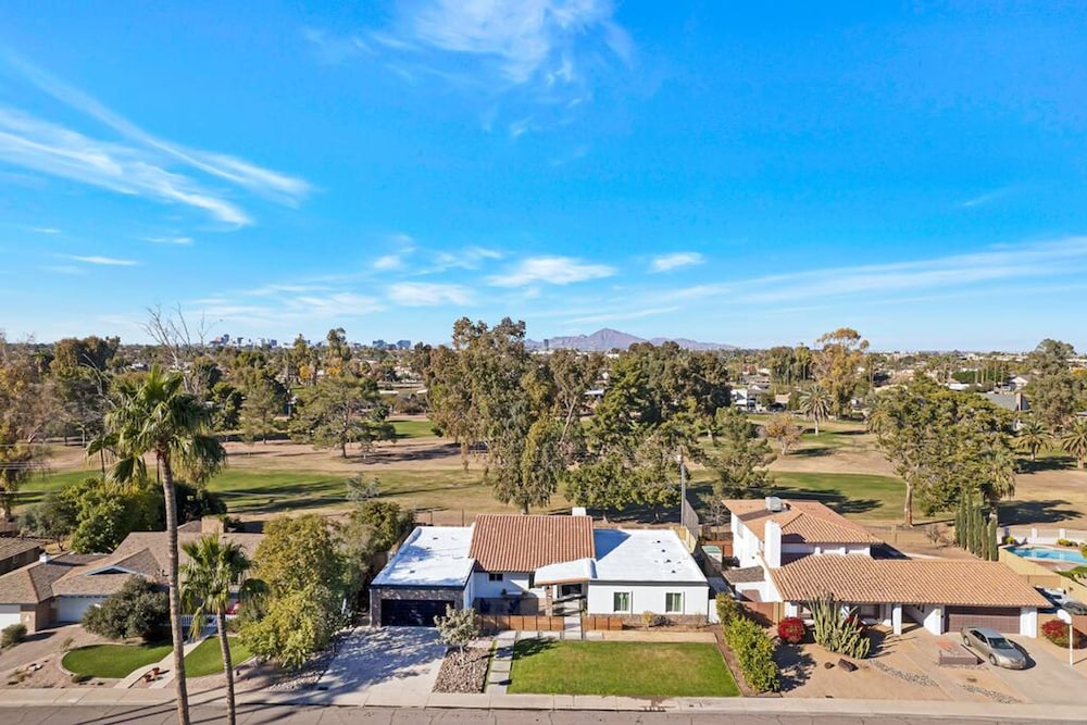 Huge Golf Course Home-free Heated Pool Theatre Gym