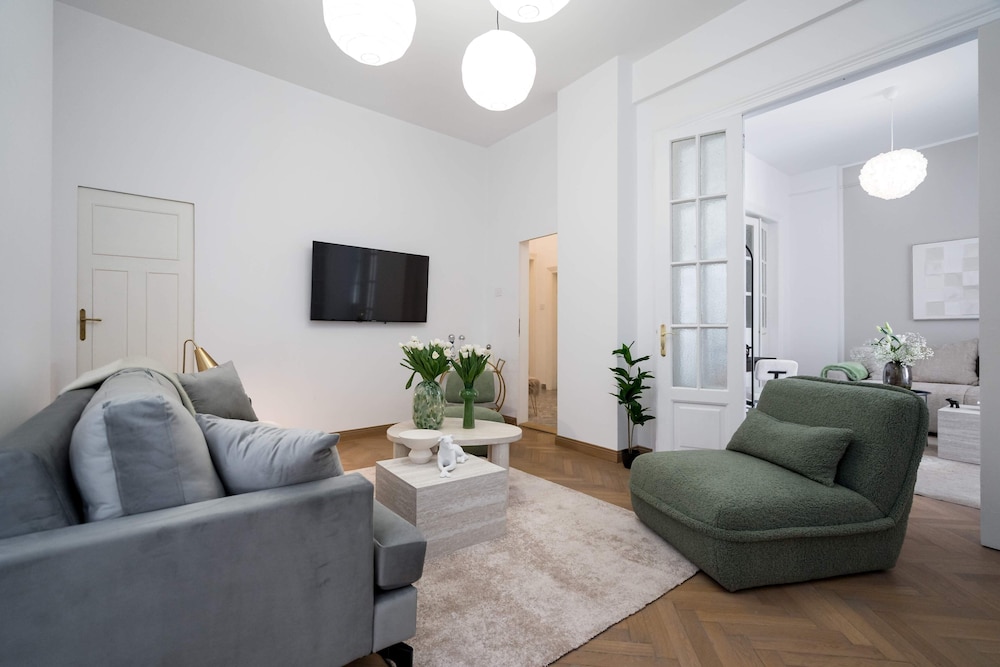 Calea 3BR Victoriei Stunner - Two Living Rooms - Balconies on the Avenue
