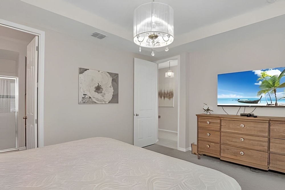 Luxury 5-bed Home With Private Splash Pool