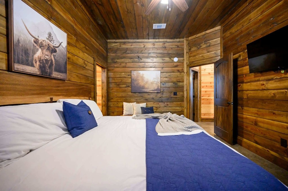 Cabin Vibe - Bunkroom - 3 King - Firepit - Shuffleboard