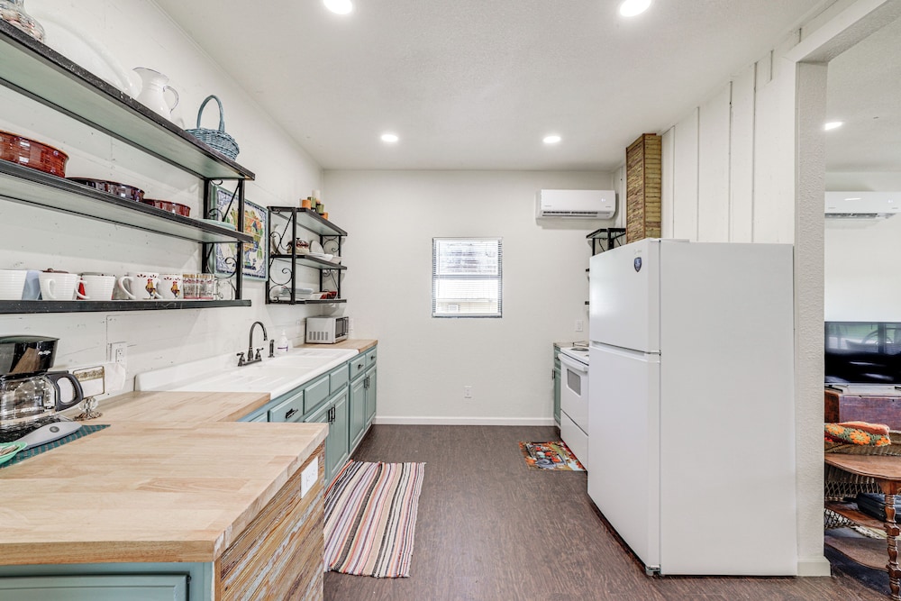 Walk to Historic Square: Jacksboro Home w/ Yard