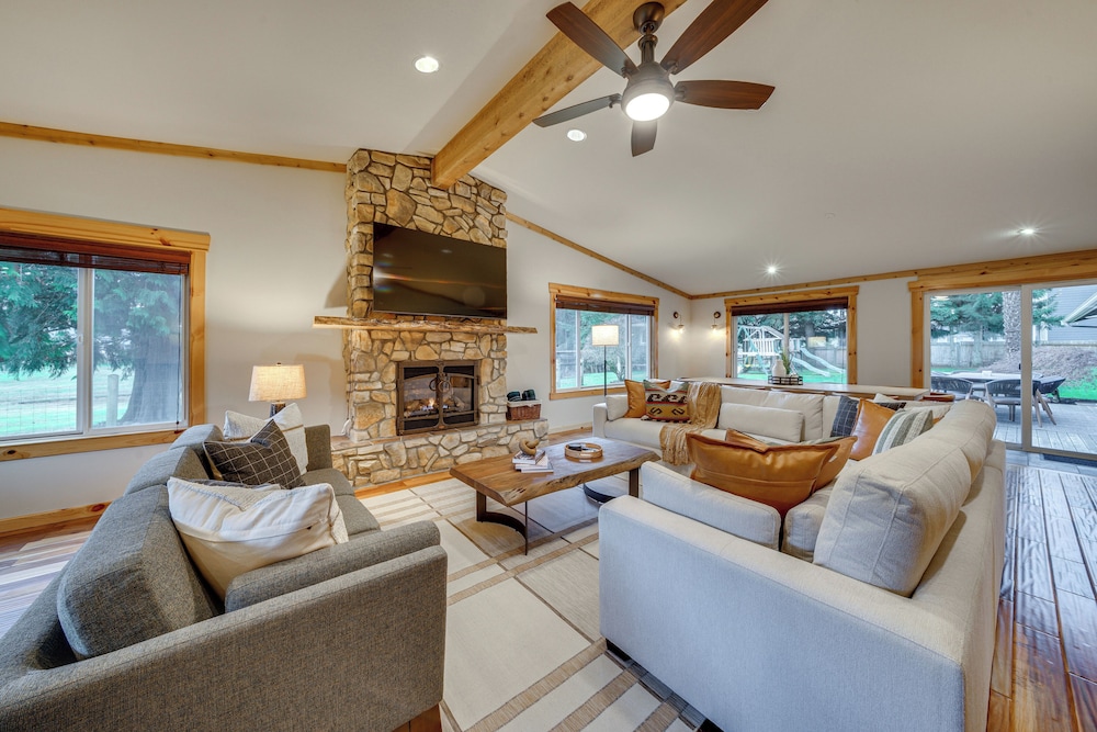 Fire Pit, Chic Deck! Family-friendly Puyallup Home