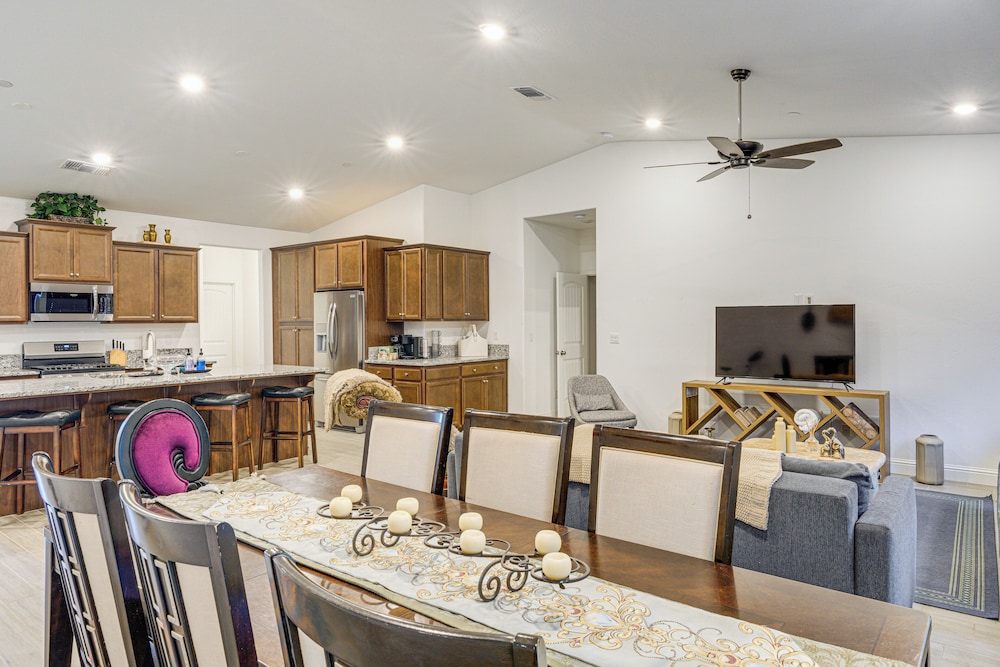 9 Mi to Dtwn Bakersfield: Pet-friendly Home