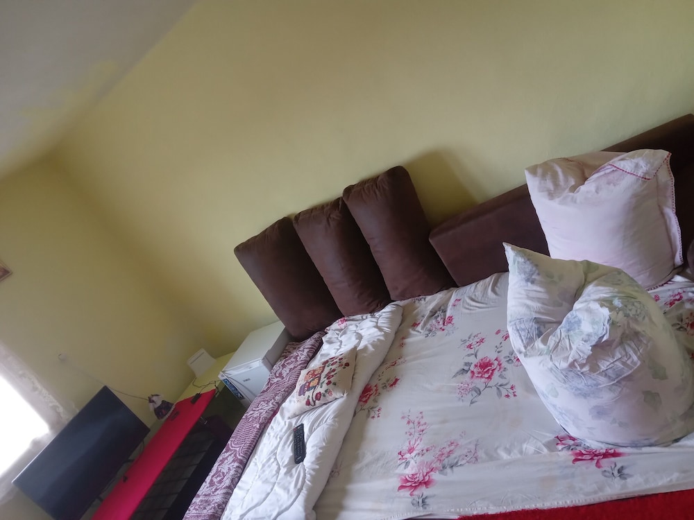 Room in Guest Room - Idylic Family Sejour With Hottube in Green Land view 2