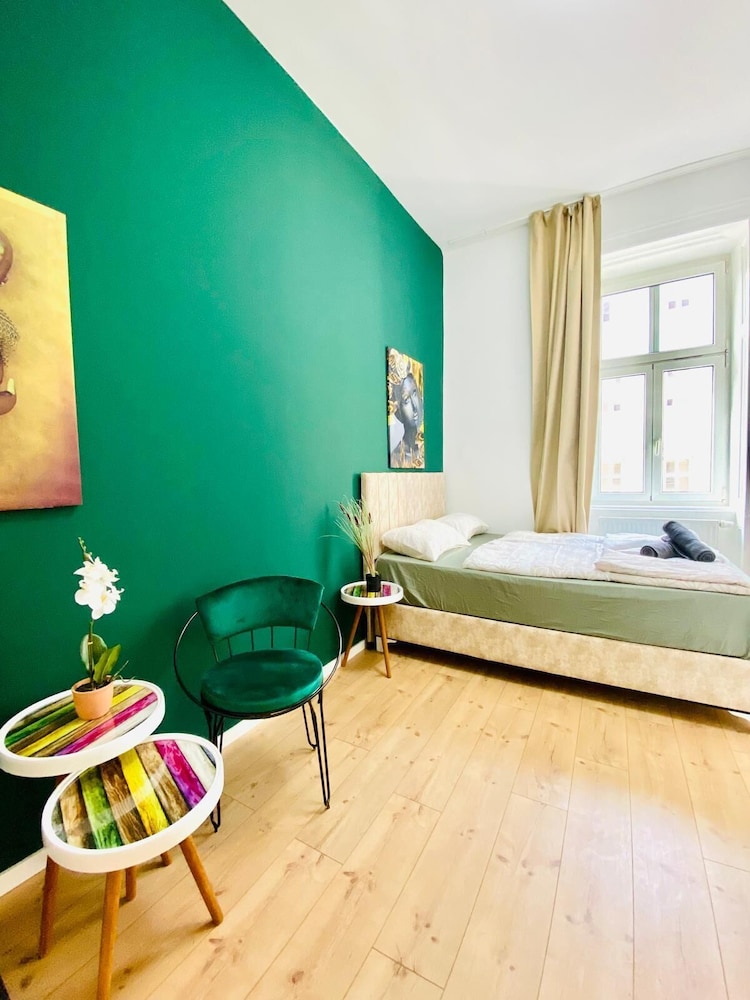 Spacious 8BR Apt with Terrace 16P