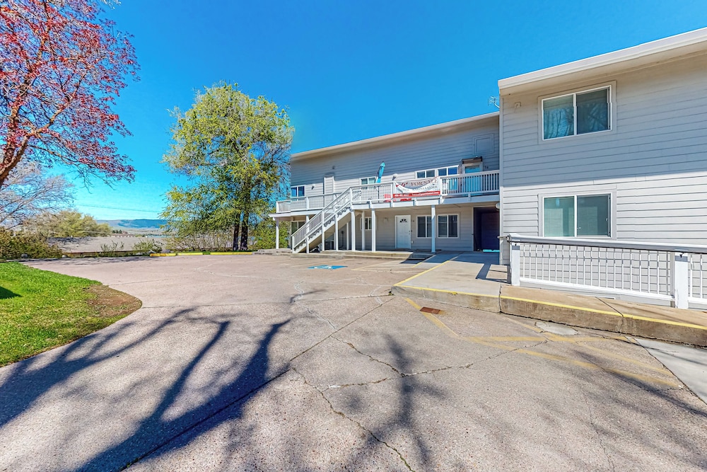 Waterfront Condo W & Dock Access
