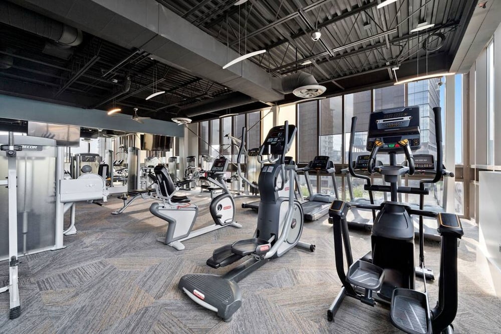 Sleek 2 Bed 2 Bath Condo in Trendy Fulton Market