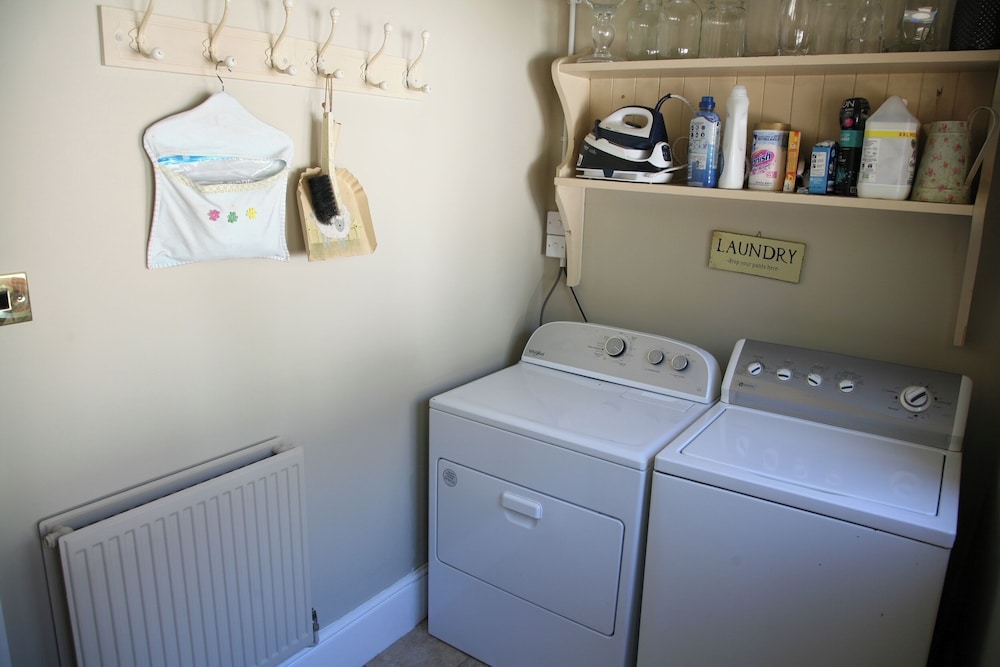House Sleeps 9-garden-pool-bbq-patio-parking