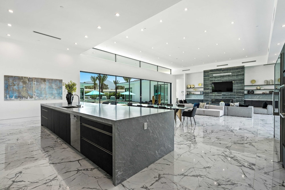 Sleeps 23 Pool, Hot Tub & Putting Green Minutes to Golf & Dining Bravo Villa #7 by Avantstay