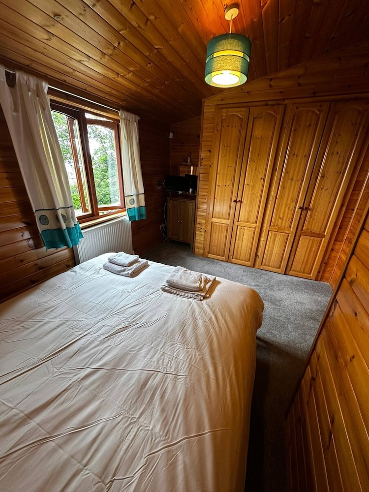 Serene Watermouth Cabin Retreat With Hot Tub & Stunning Coastal Views
