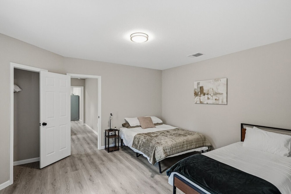 Spacious 4BR Gem Family-friendly Near Downtown