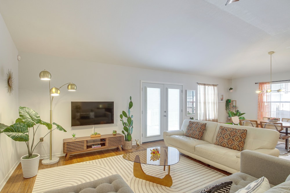 3 Mi to Escambia Bay: Home w/ Deck & Private Yard!