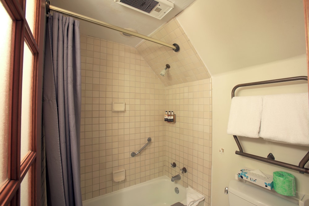 The Charles Pacific Grove - Artfully Designed Inclusive Inn
