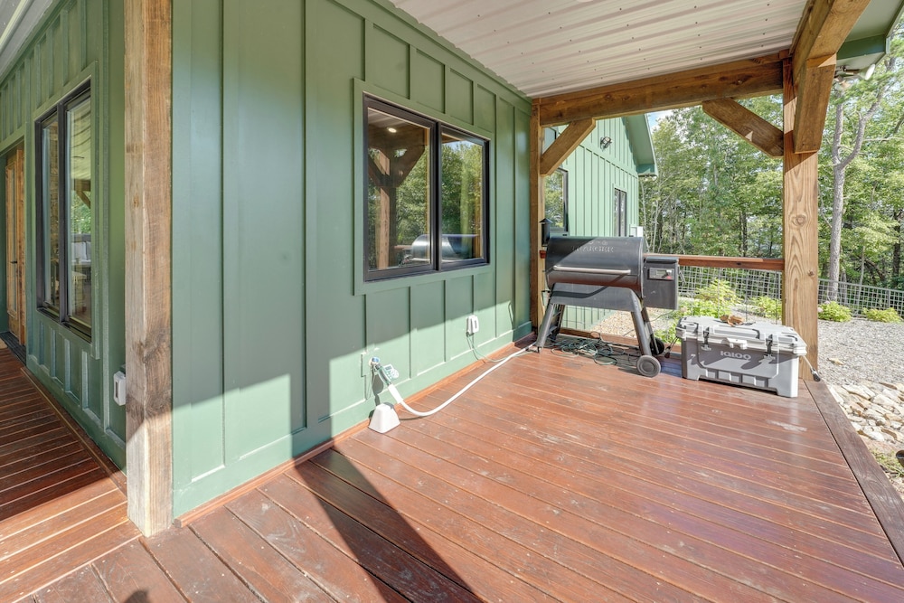 400 Acres on Lavender Mtn: Getaway w/ Hot Tub!
