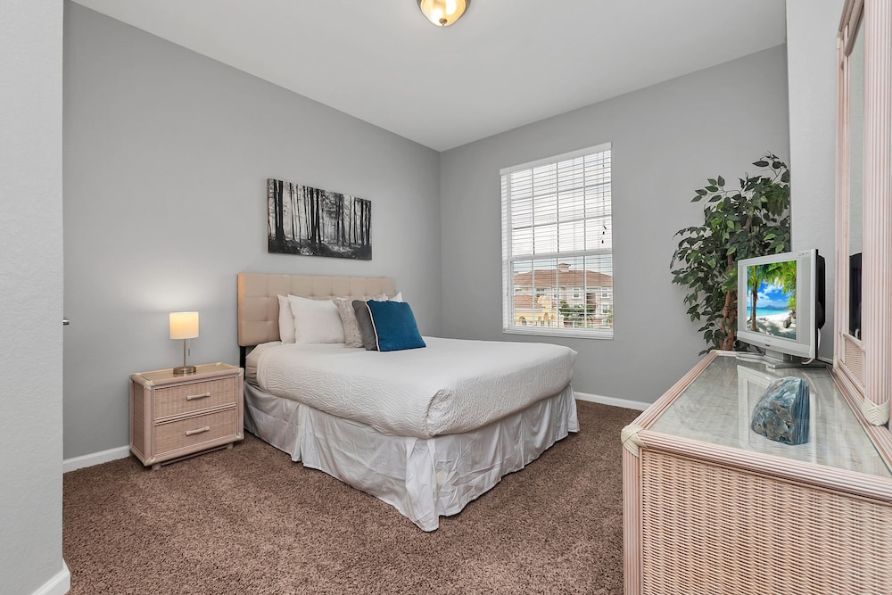 Newly Remodeled Lakeview Penthouse, Near Conv. Ctr