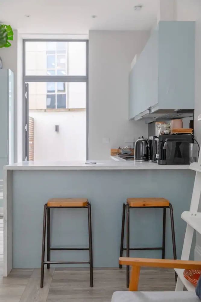 Chic 1BD Flat W/patio - 2 Mins From Baron's Court!
