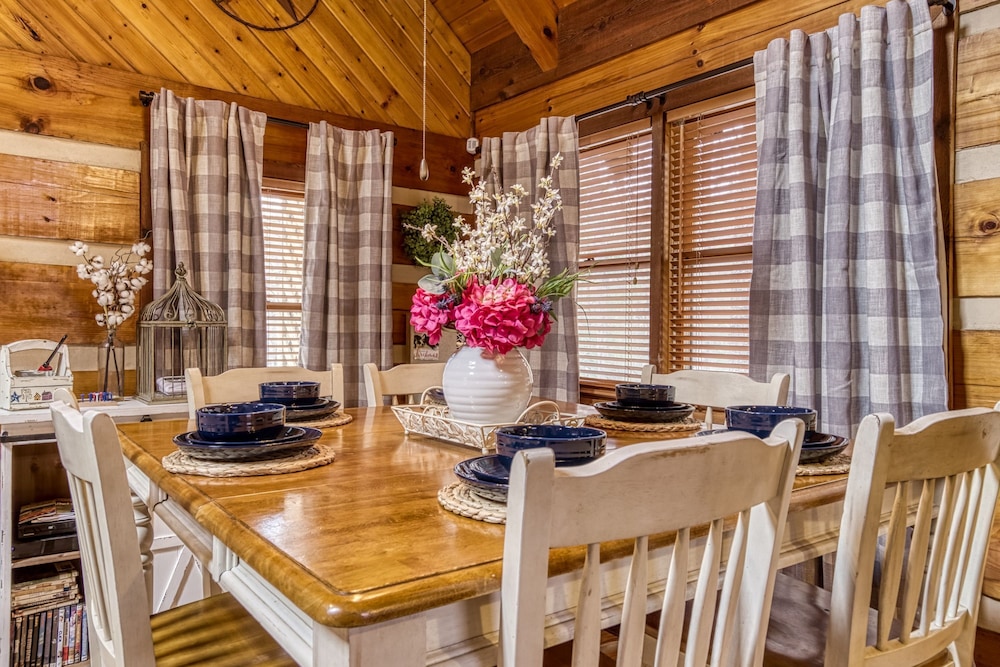 Fantastic Pet Friendly Cabin Hot Tub Fire Pit