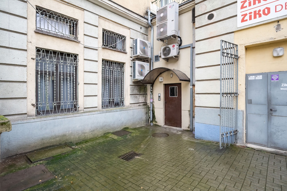 Studio in Central Wrocław by Renters view 2