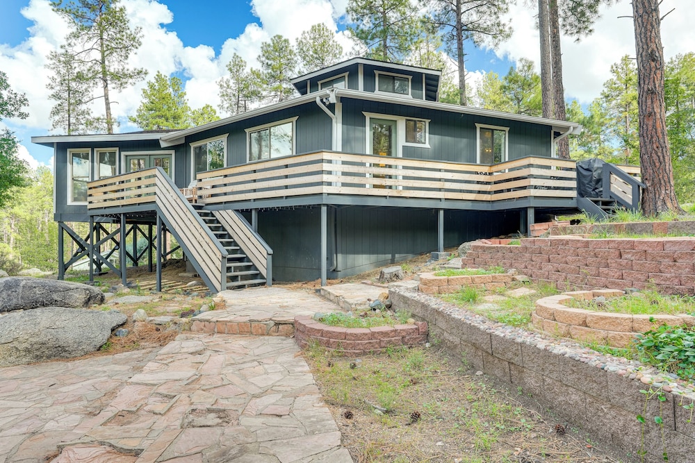 Mid-mod Mountain Cabin Near Thumb Butte Trails!