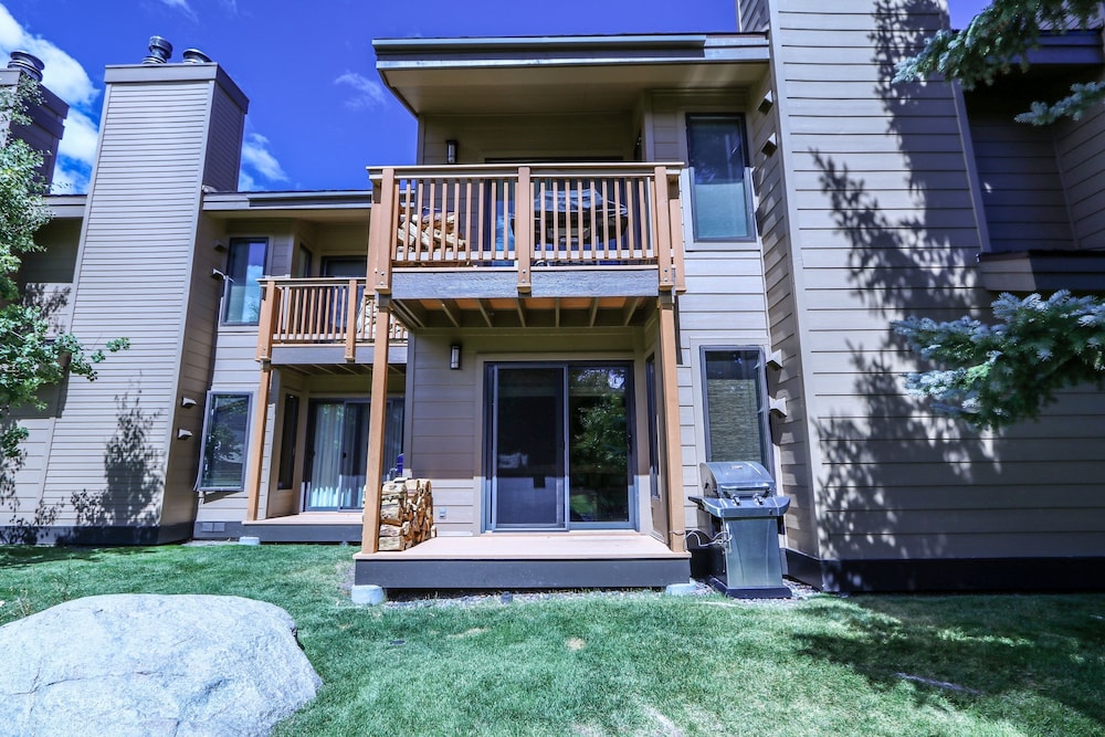 Snowcreek II 269 Pet-Friendly, Remodeled, On the Snowcreek Meadow by RedAwning
