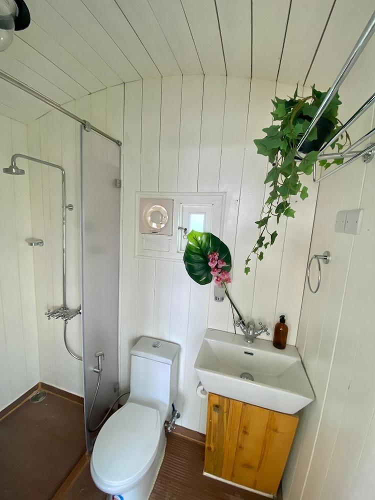 The Hide At Manton Bay Glamping Retreat