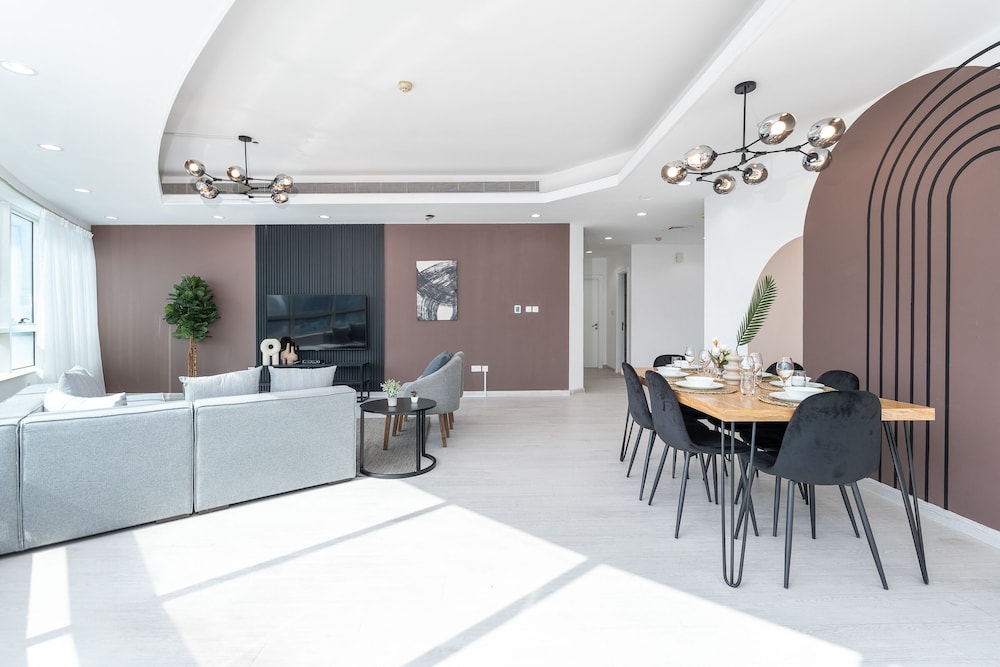 Dubai Marina - Stunning Huge 4 Bedroom Apts Near JBR - Gym - Pool - Parking by Sojo Stay