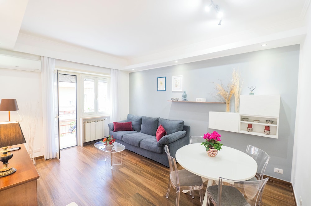 Lovely Design Apartment With Balcony 